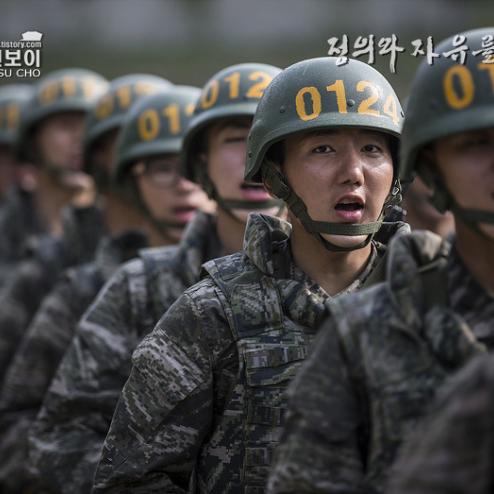 신형 방탄복과 신형 헬멧을 착용한 해병대 신병들?!!!!