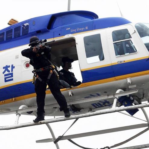헬기 외부에 나와서 저격을 하는 부산 경찰 특공대 저격수(2017년)