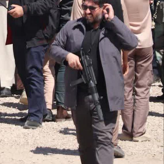 이란제 K7 소음 기관단총을 쓰는 이란 대통령 경호원