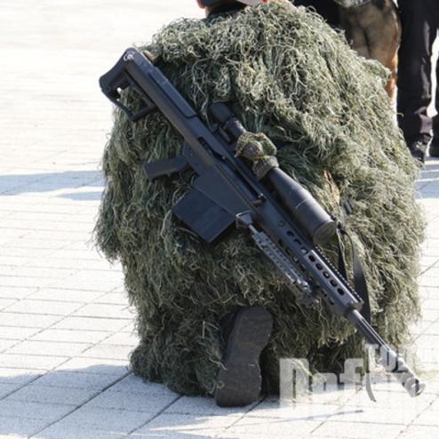 M107A1CQ 대물 저격총을 도수 운반하는 경찰특공대 저격수(2023년)