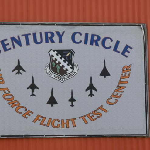 애드워드 공군기지 입구의 Century Circle