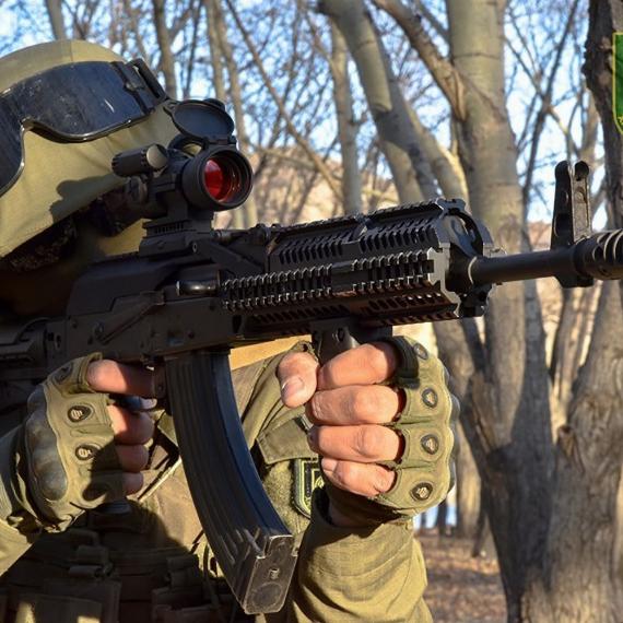 커스텀 AK 소총을 쓰는 몽골 국경 수비대 특수부대