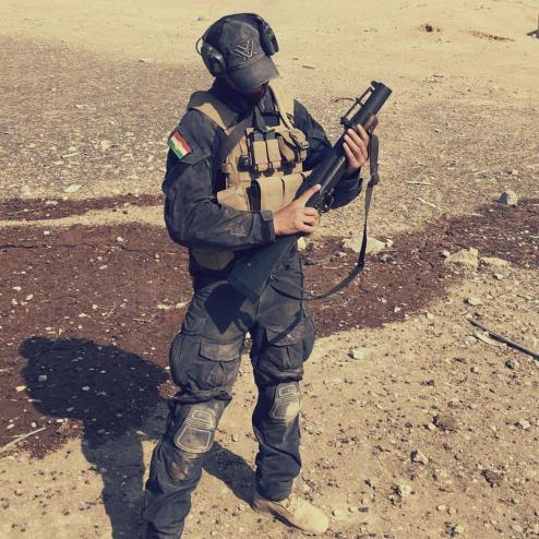 M79 유탄발사기를 들고 있는 쿠르트 페쉬미르가