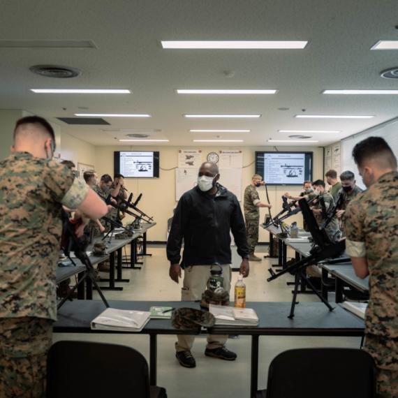 PKM, RPD 기관총에 대한 교육을 하는 미 해병대