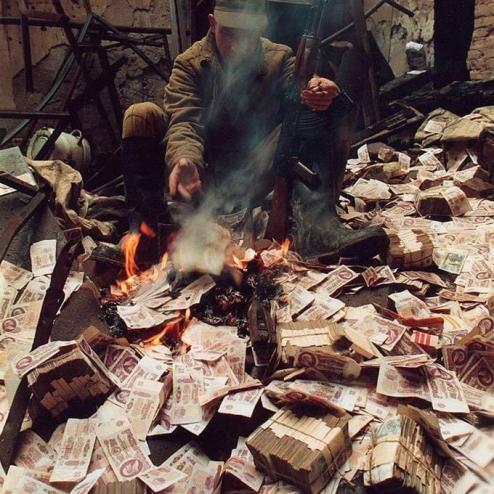 엄청난 양의 소련 지폐를 불태우는 러시아 군인