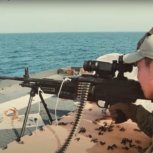 K15 기관총에 ACOG를 장착한 UDT SEAL 요원(+줄에 묶인 총열)