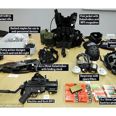2013년 3월경에 프랑스 경찰이 압류한 테러범 장비들.