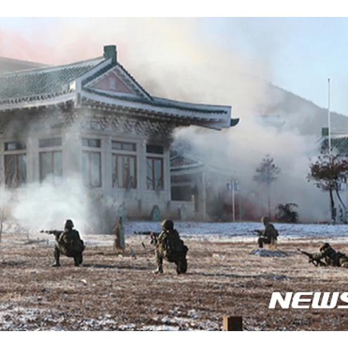 지난번 북괴 특수부대 청와대 타격 훈련 사진들 추가 모음