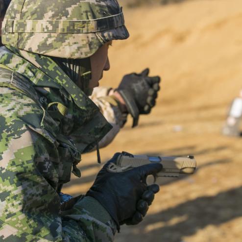 M45A1 권총을 빌려 쓰는 해병대 2사단 해병대원(2015년)