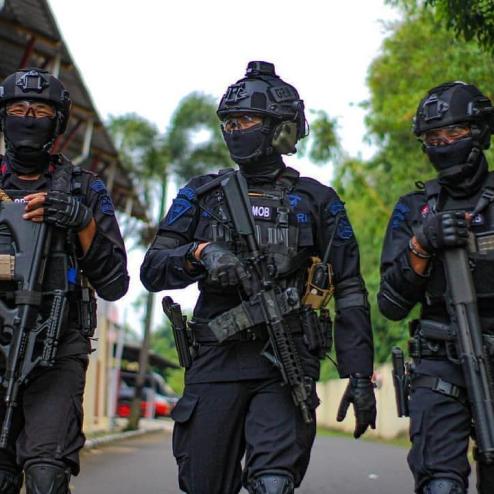 켈텍 KSG-12 산탄 총을 쓰는 인도네시아 경찰 특수부대