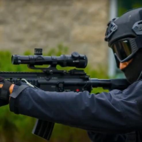 HK416A5에 LPVO를 장착한 경찰특공대 요원