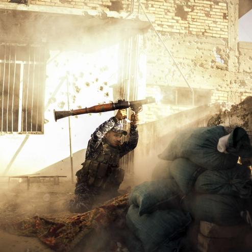 RPG 7을 지향 사격으로 쏘는 이라크 연방 경찰관