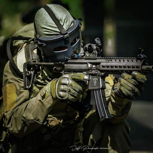 방탄 마스크를 쓴 인도네시아 공군 특수부대