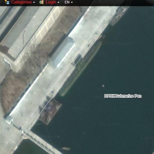 구글 어스에서 찾아본 신포급 잠수함과 수중사출 시험용 장비로 보이는 것