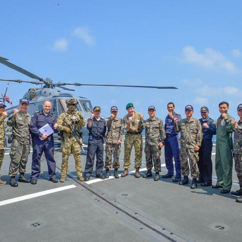 청해부대 최영함 방문한 스페인 해군 관계자들