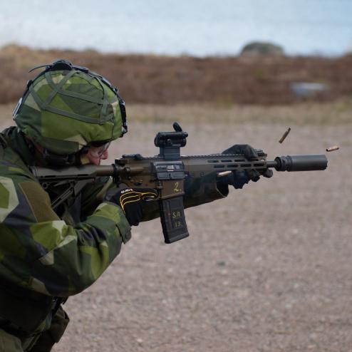 신형 제식소총을 테스트하는 스웨덴 군인