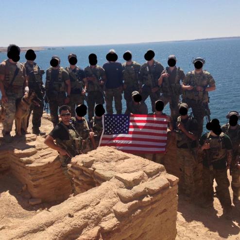 2017년 시리아에서 찍힌 미군 특수부대의 단체 사진