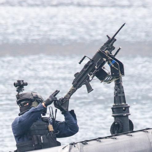 선박에 FN 미니미 기관총을 장착한 해자대 특별 경비대(+이상한 야시경)