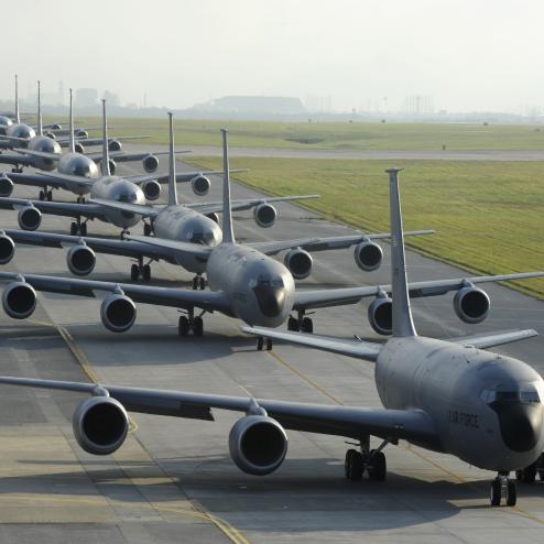 4월 1일, 일본 오키나와 카데나 공군기지에 전개한 미 공군 KC-135들