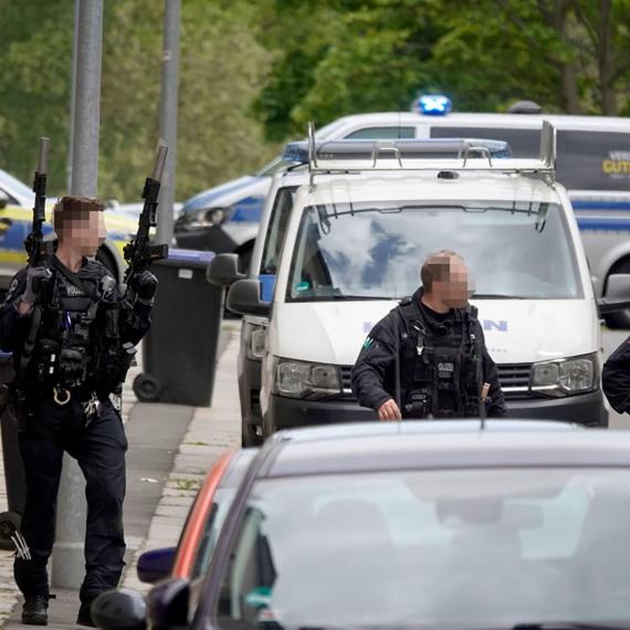 쌍 돌격소총을 갖춘 독일 작센 주 켐니츠 시 무장 경찰