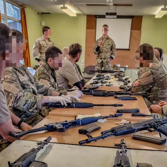 AK 소총 사용법을 교육받는 덴마크 군 교관들
