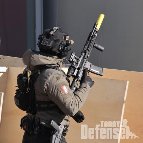 가이슬리 416 MK15 핸드가드를 장착한 강원경찰특공대 요원