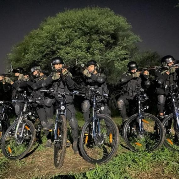 전기 자전거를 타고 다니는 인도 육군 특수 정찰 소대