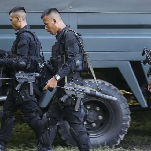 인도네시아 특수부대의 개인화기 중 하나 : K-7 기관단총