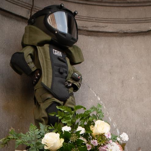 EOD 방폭 슈트를 입은 브뤼셀의 오줌싸개 소년 동상