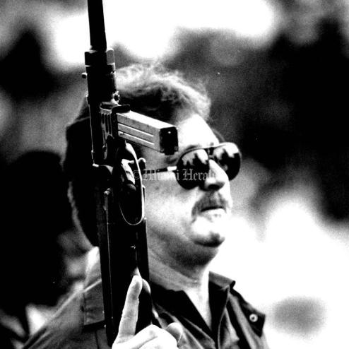 노획한 MP40을 들고 있는 마이애미 시 경찰 경관(1985년)