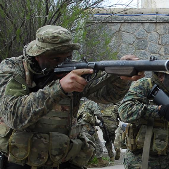 스털링 소음 기관단총을 쓴 2017년의 아르헨 육군 특수부대