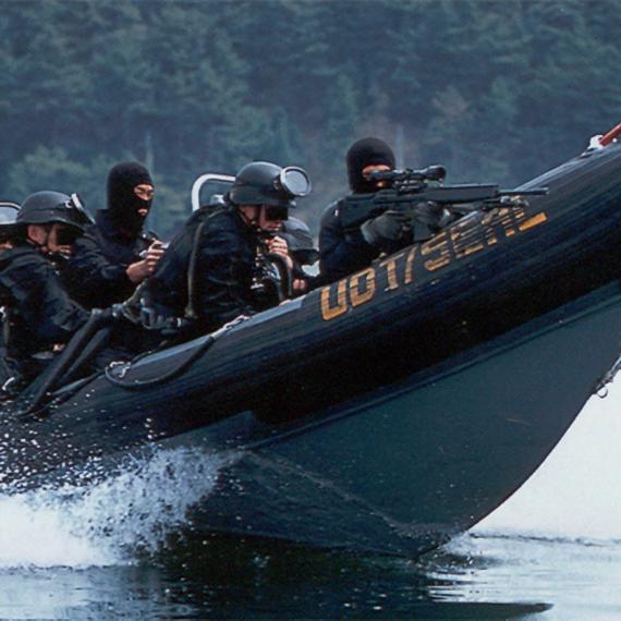 고속단정에서 저격하는 UDT SEAL 저격수
