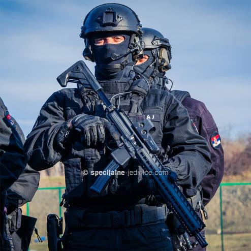 민수 용 SIG MPX를 쓰는 세르비아 경찰 특수부대