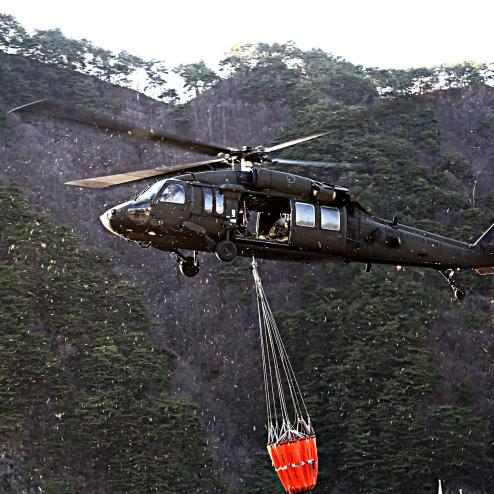 강원도 고성.속초 산불 진화를 위해 투입된 미2사단 블랙호크 헬리콥터