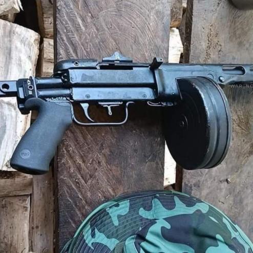 미얀마 시민 방위군의 택티컬 PPSH-41 기관단총