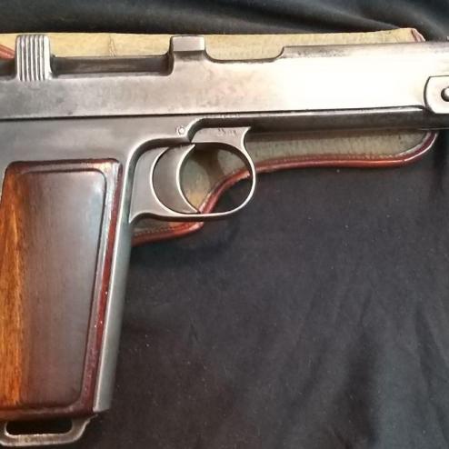 이라크에서 팔리는 100살 넘은 슈타이어 M1912 권총