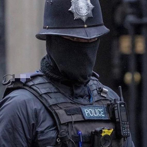 게임 블러드본 주인공을 닮은 영국 런던 광역 경찰청 경찰관