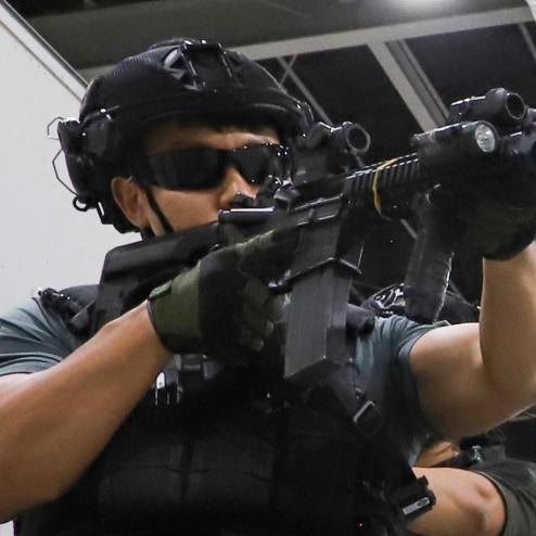 Holosun 레이저 표적 지시기를 쓰는 광주 경찰 특공대 요원