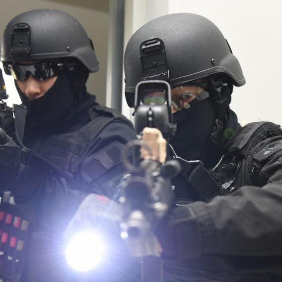 손전등+MP5 결합 전술 사격 술을 하는 대전 경찰 특공대