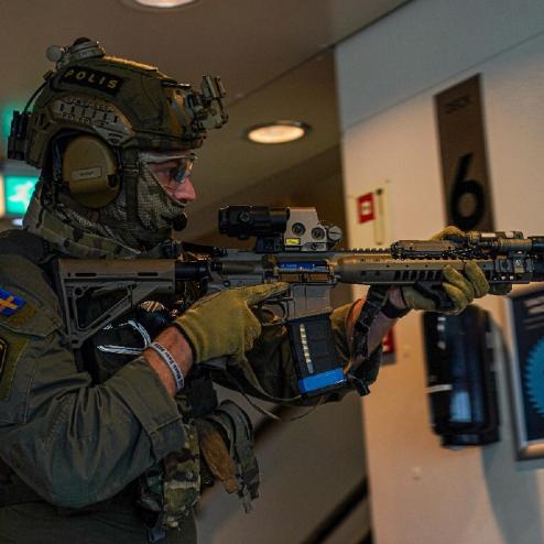 L3 NGAL 레이저 표적 지시기를 쓰는 스웨덴 경찰 특수부대