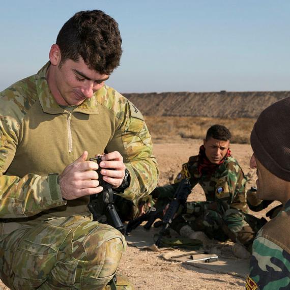 이라크군에게 K2C 소총 분해 교육을 하는 호주 군 교관
