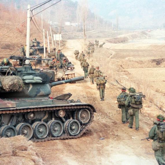 80년대(?) 팀스피릿 당시 행군중인 미군들을 바라보는 한국 해병1사단 전차병들