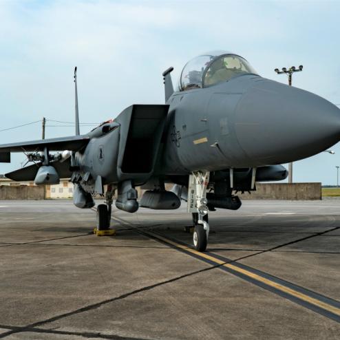 JASSM 5발을 탑재한 F-15E