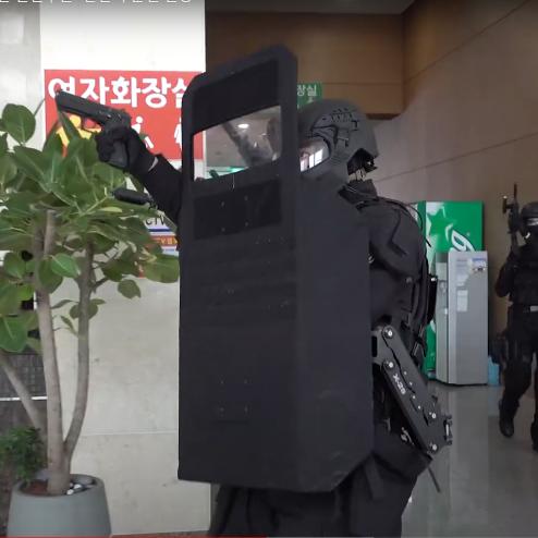 방탄 바이저+마스크를 착용한 육군 중수단 군경특임대 요원(2019년)