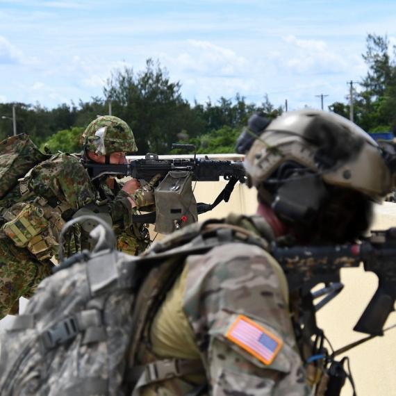 미 그린베레와 일본 육상자위대 공정부대원들의 연합 공중 강습 작전