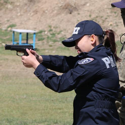 CZ 75B 오메가 권총을 쓰는 몽골 경찰