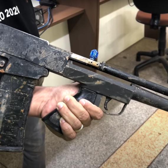 브라질-볼리비아 국경지역에서 적발된 이상한 불펍 소총