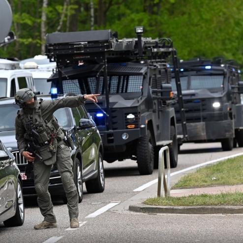 무장 탈영 병을 쫓는 벨기에, 네덜란드, 독일, 룩셈부르크 경찰 특수부대