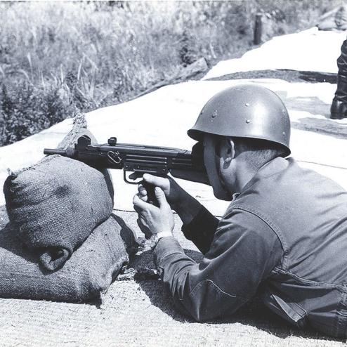 UZI를 테스트하는 일본 육자대 자위관(1960년)