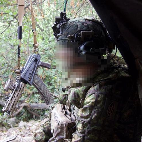 AKS74U에 연장 핸드가드를 장착한 우크라 군인